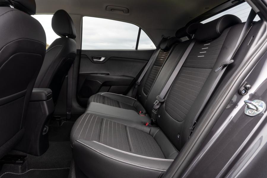Интерьер Kia Rio GT-Line (YB) 2018 года  (UK) (фото 15 из 27)